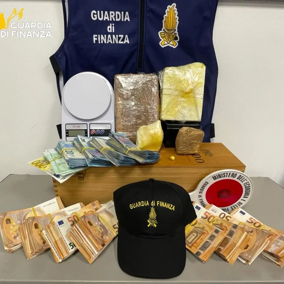 Vendevano droga vicino alle scuole in Vallagarina: 24 denunciati, sequestrati 47 chili tra hashish e cocaina