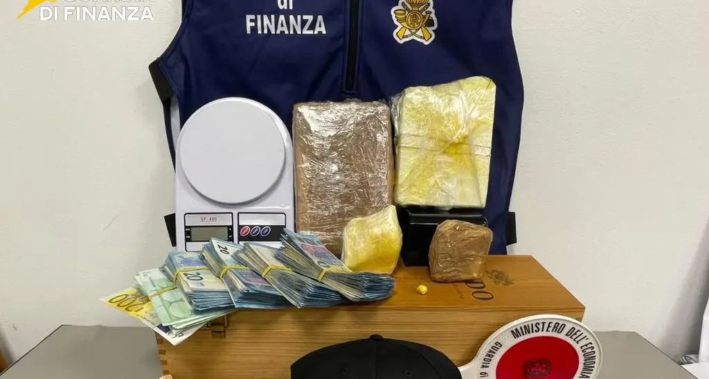 Vendevano droga vicino alle scuole in Vallagarina: 24 denunciati, sequestrati 47 chili tra hashish e cocaina