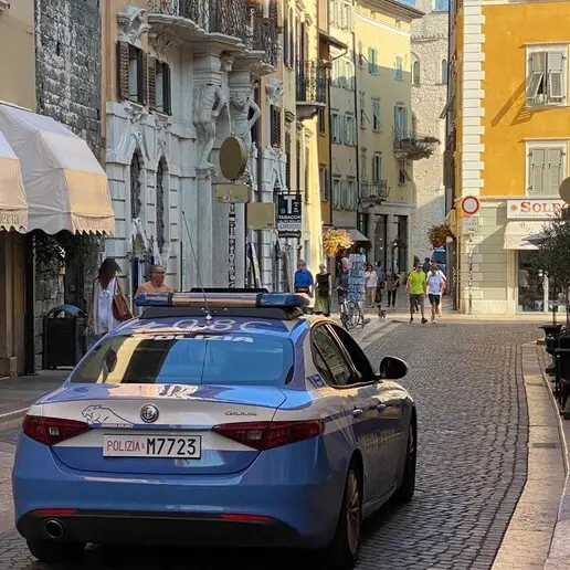 Tentano di rubare dalle auto, poi svaligiano un garage: due arresti a Trento