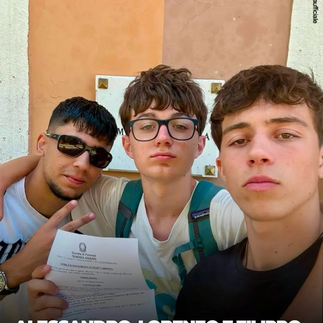 Tre ragazzi trovano un portafogli e lo consegnano alla Guardia di Finanza