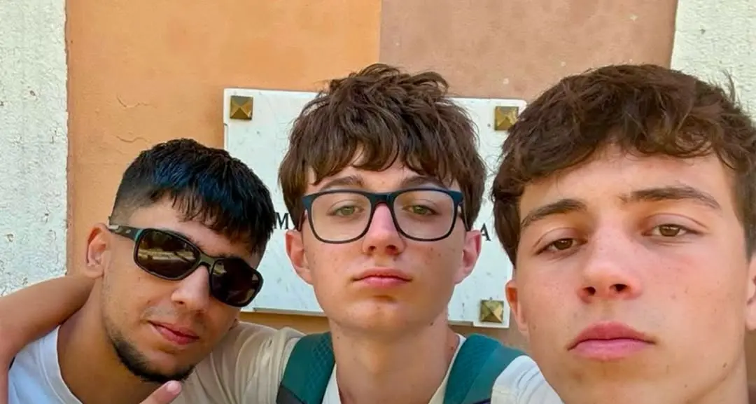 Tre ragazzi trovano un portafogli e lo consegnano alla Guardia di Finanza