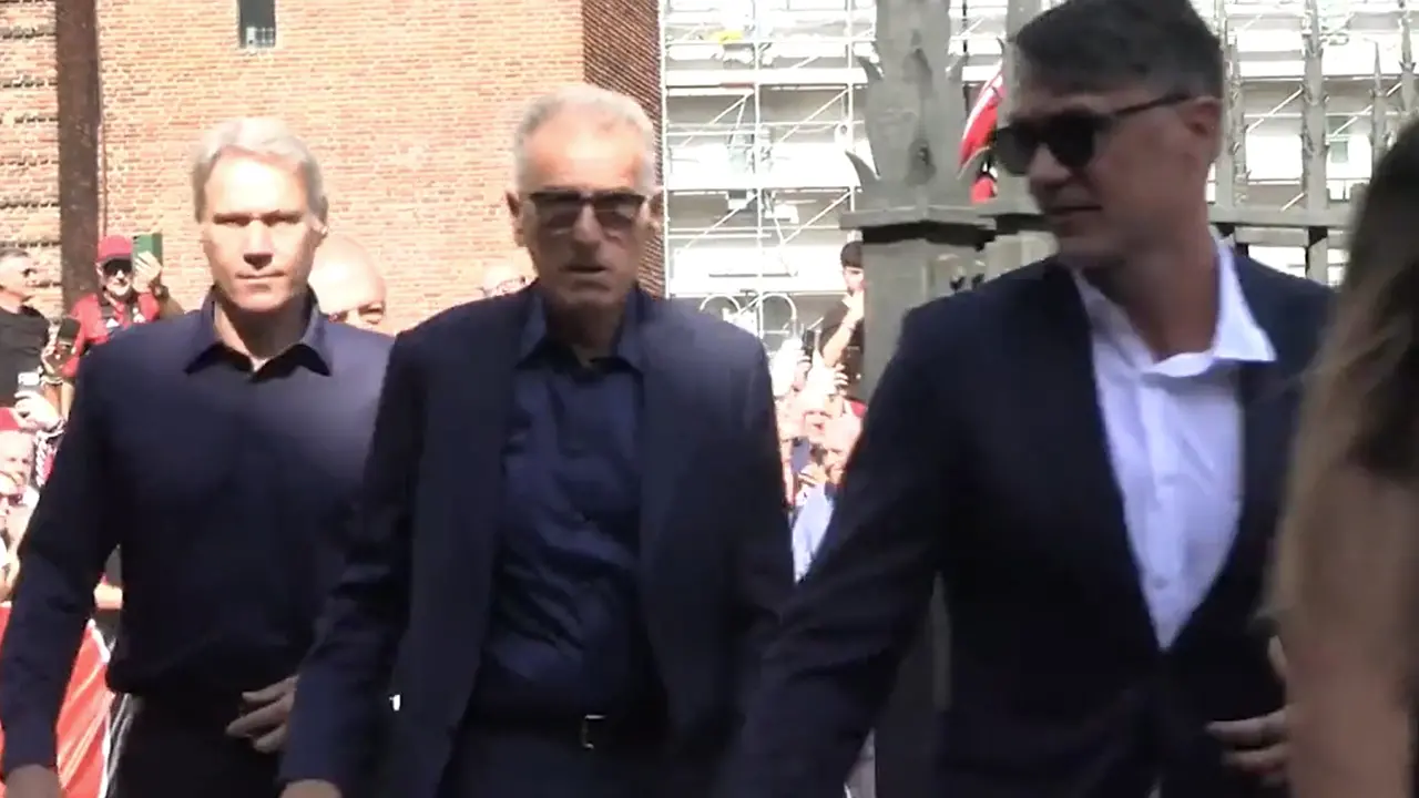 Funerali Baresi: applausi per Maldini e Ranieri, fischi per Sala e Cardinale