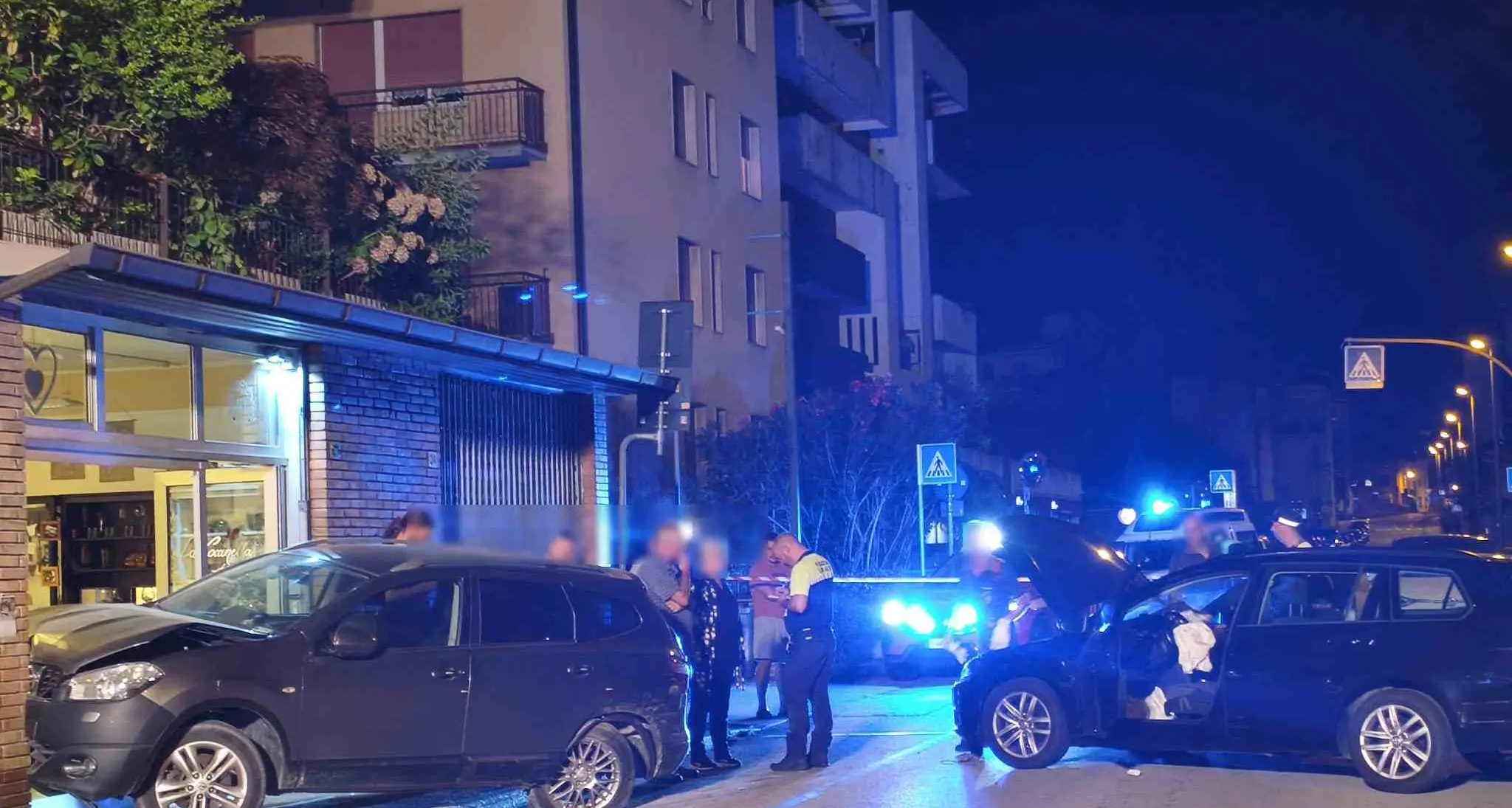 Trento, va a sbattere contro un’auto parcheggiata in via Gocciadoro e sfonda la vetrina del negozio