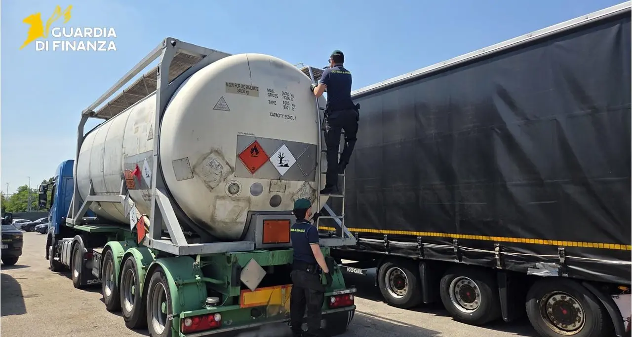 Sequestrati 33 mila litri di benzina di contrabbando: veniva spacciata per solvente