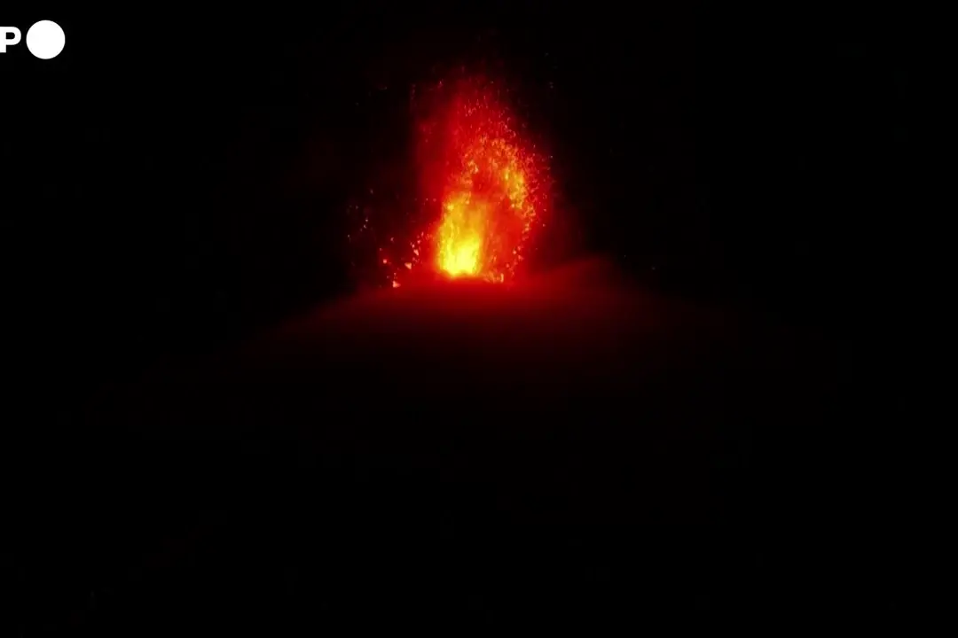 Guatemaltechi sfollati dopo l'eruzione del vulcano Fuego