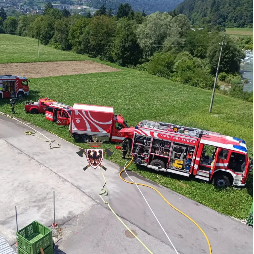 Bolbeno: incendio sul tetto di una falegnameria, danneggiati alcuni pannelli fotovoltaici