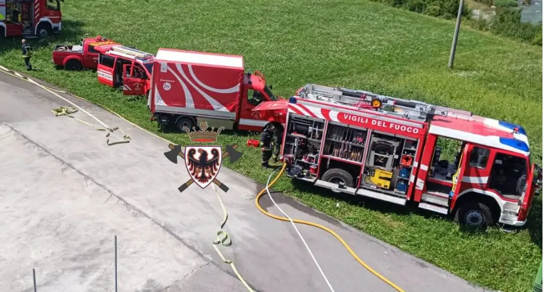 Bolbeno: incendio sul tetto di una falegnameria, danneggiati alcuni pannelli fotovoltaici
