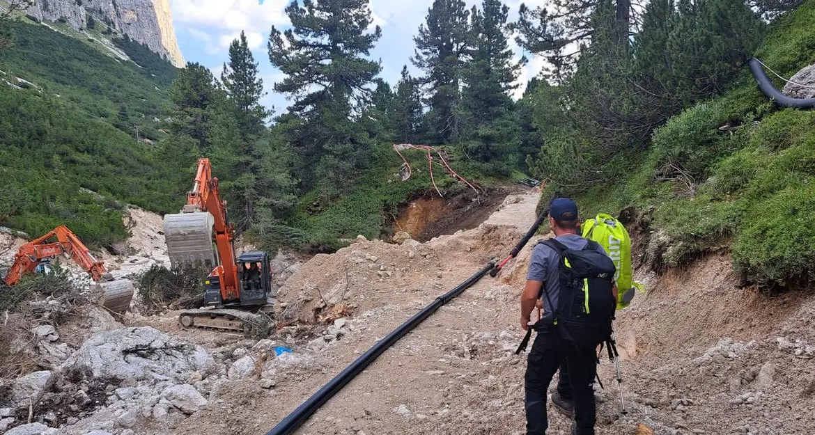 Gardeccia, tornano acqua e luce in quattro rifugi: resta il divieto sulla strada forestale
