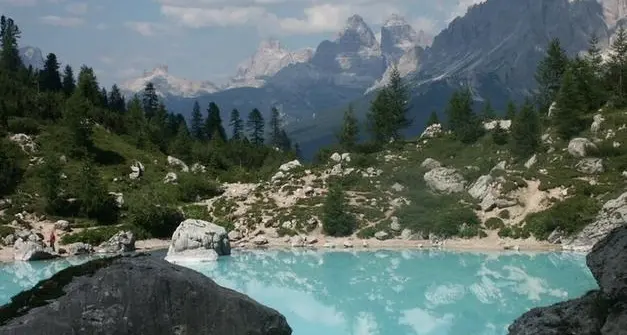 Lago di Sorapiss preso d'assalto: un turista entra con il sup nonostante il divieto