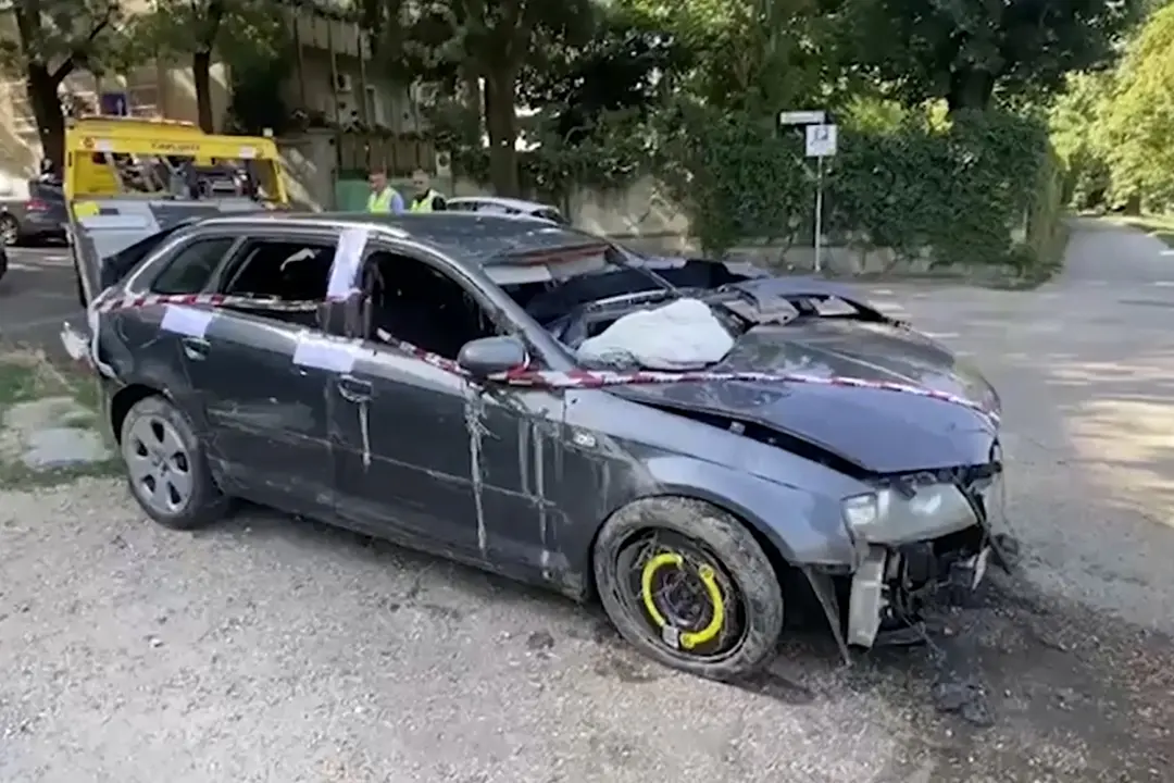Torino, il recupero dell'auto finita nel Po durante un inseguimento