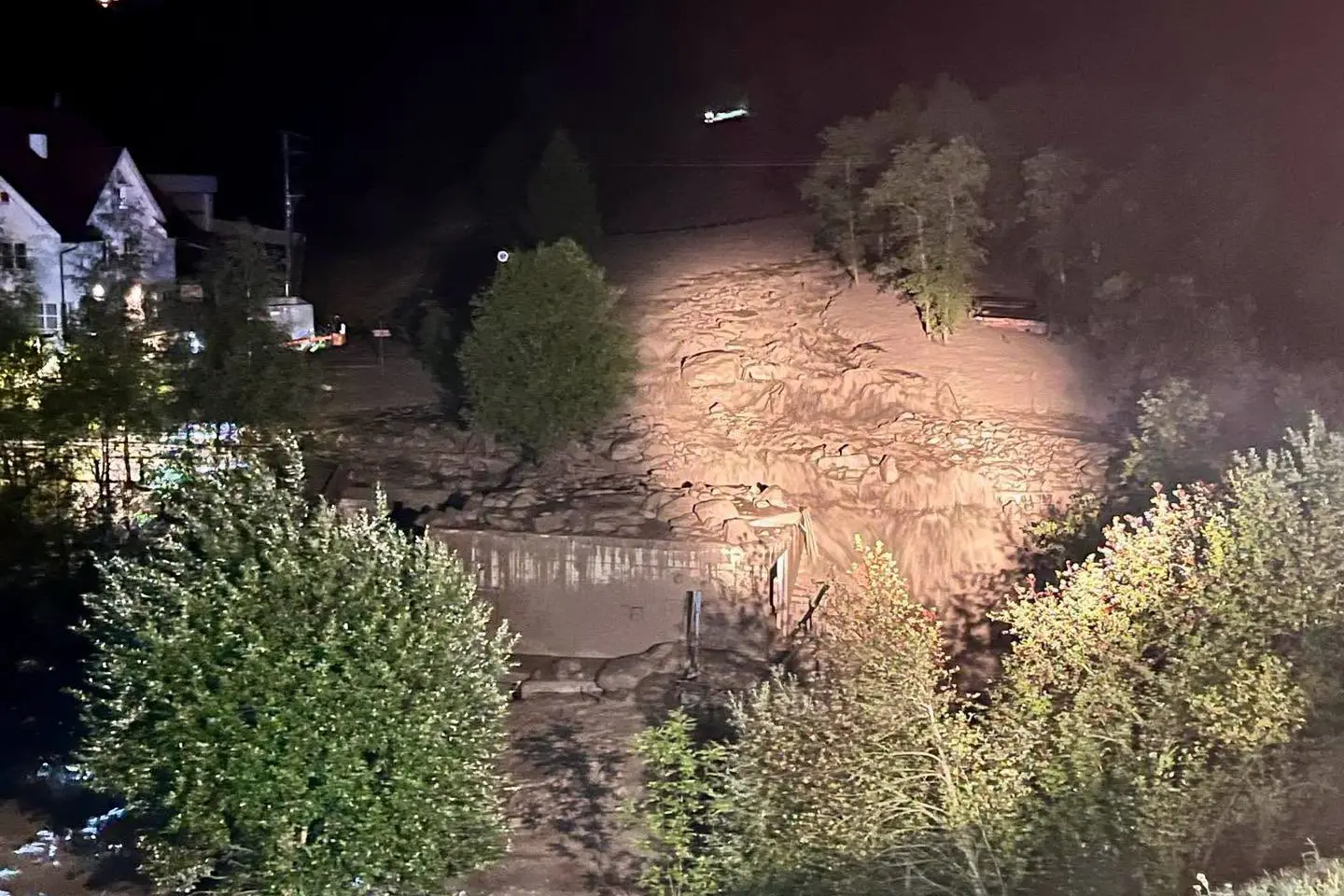 Valle Aurina, smottamento di fango e detriti: chiusa la strada, evacuate 120 persone