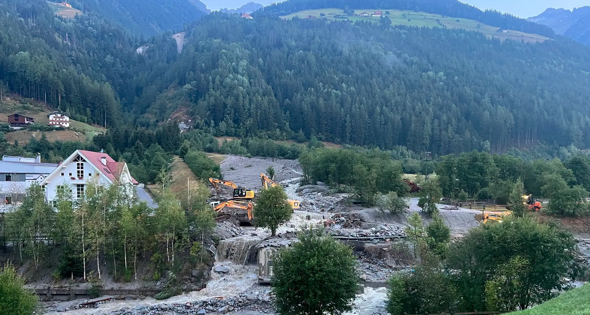 Valle Aurina, enorme colata di fango e detriti nella notte - Le foto