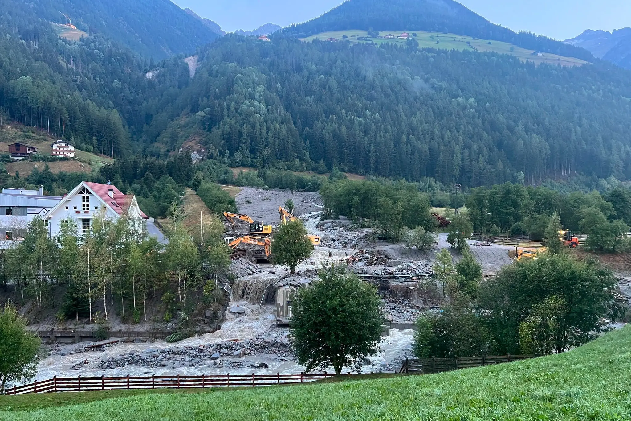 Valle Aurina, enorme colata di fango e detriti nella notte - Le foto