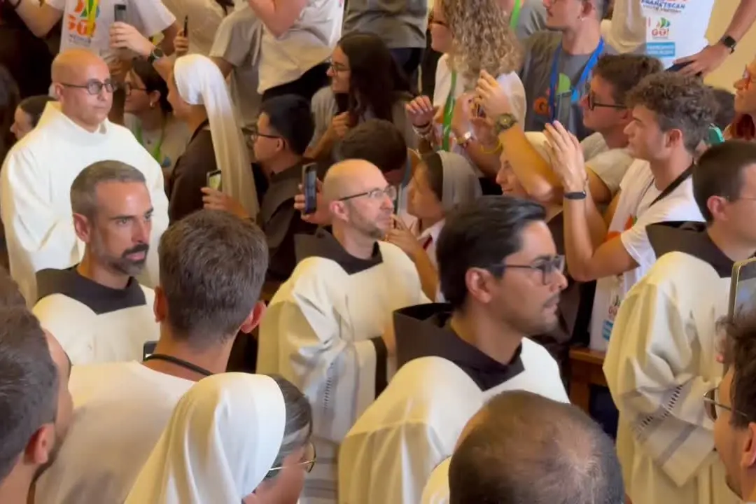 Papa Leone acclamato dai giovani ad Assisi: cori e applausi