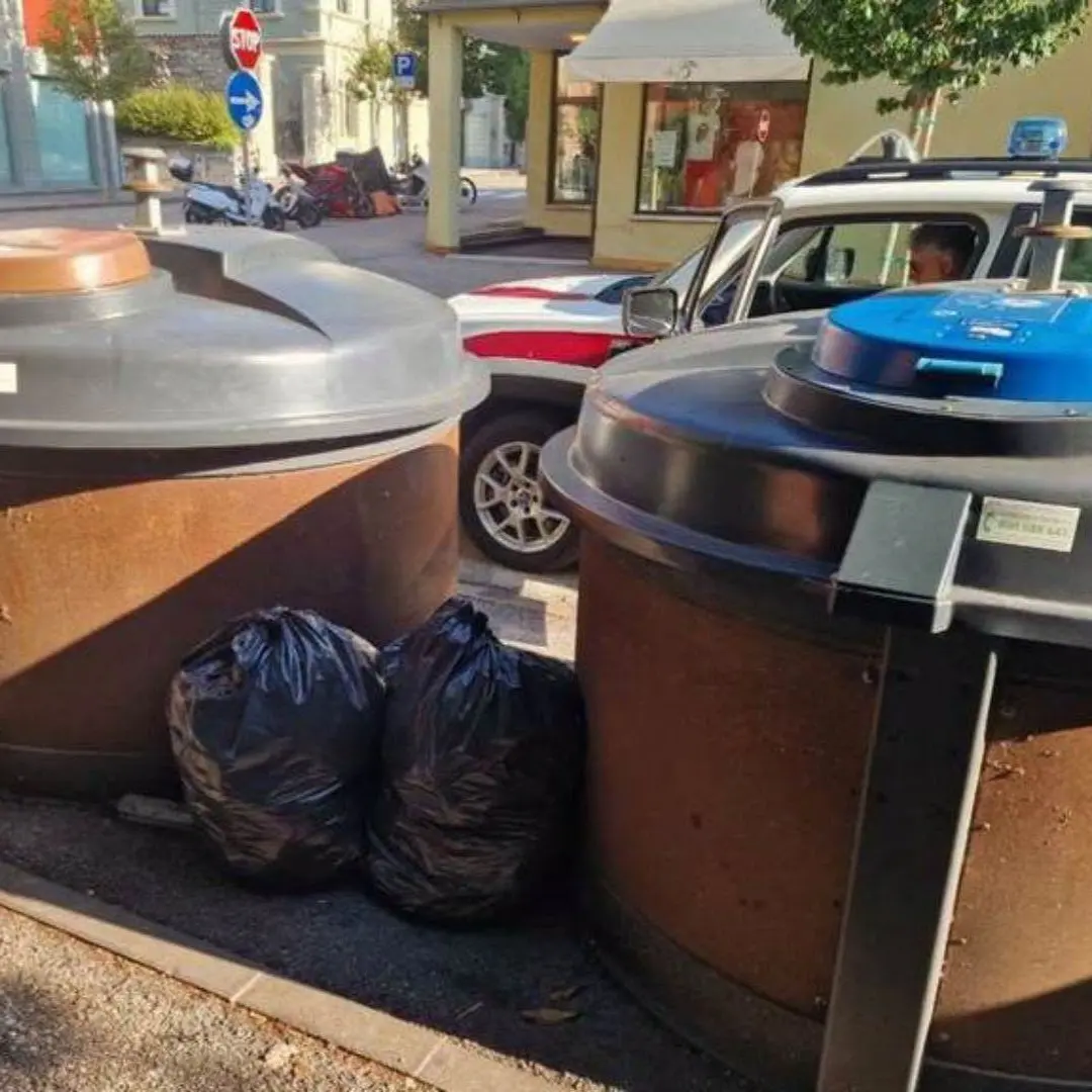 Rifiuti abbandonati a Riva, scatta il fermo dell'auto e una multa da mille euro