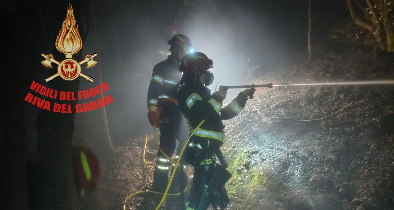 Monte Brione, incendio nella notte: bruciati 500 metri quadrati