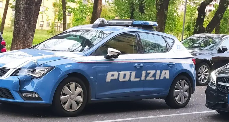 Calci e minacce a una ragazza per rubarle il cellulare: arrestato