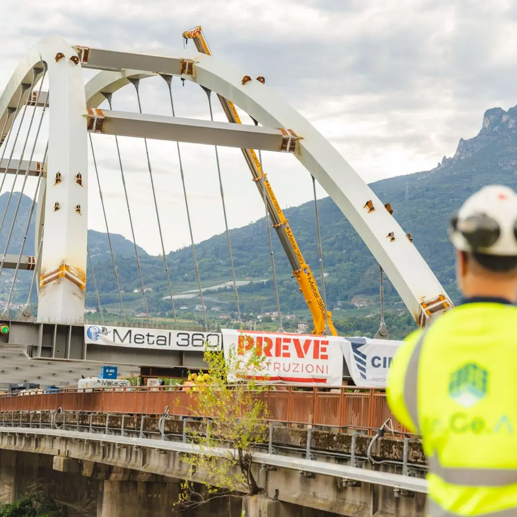 Ravina, varato il nuovo ponte sull’Adige: mille tonnellate d’acciaio