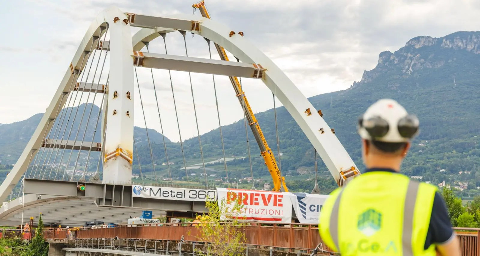 Ravina, varato il nuovo ponte sull’Adige: mille tonnellate d’acciaio
