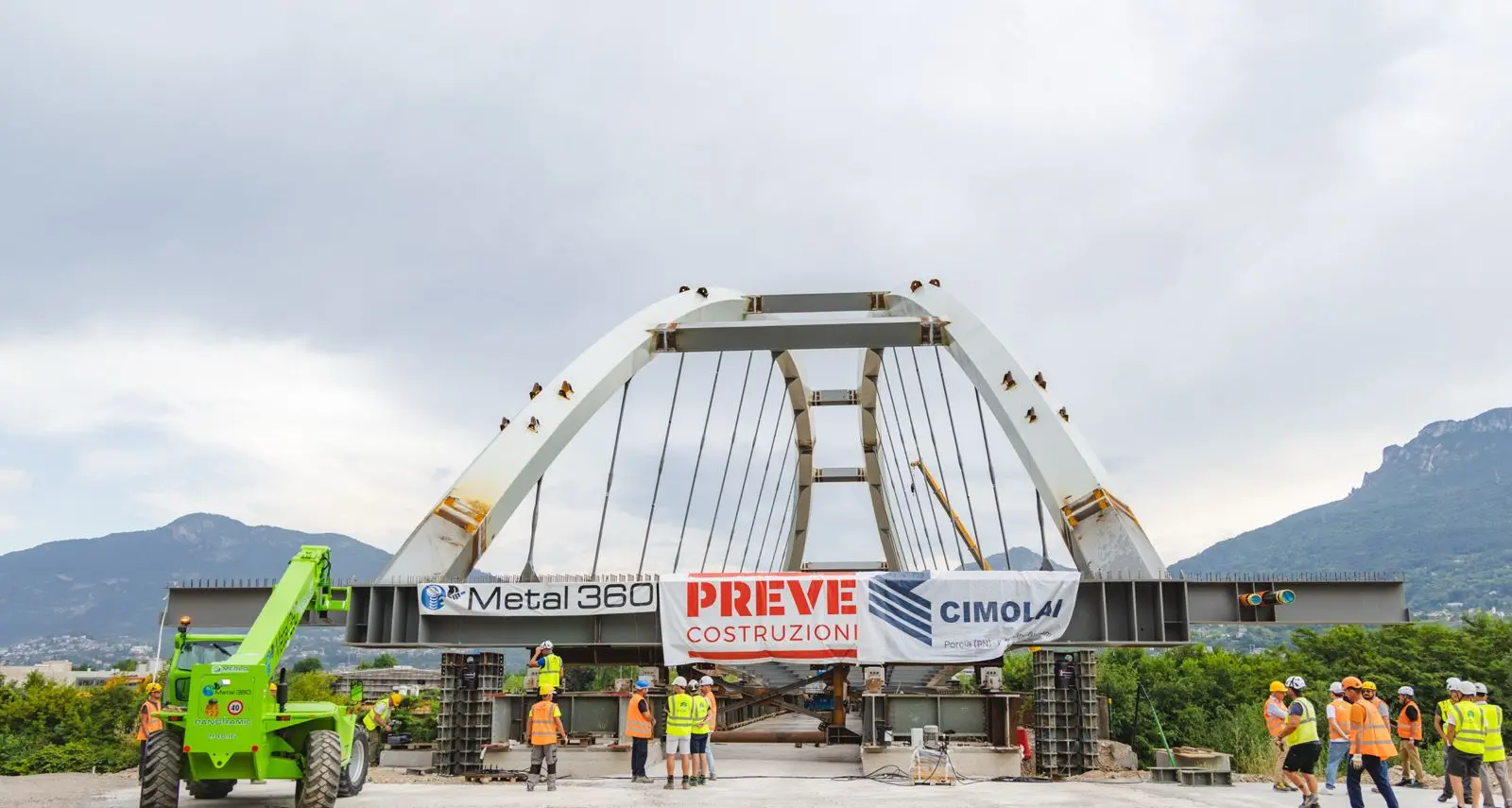 Ravina, il nuovo ponte sull’Adige va al suo posto: le immagini del varo