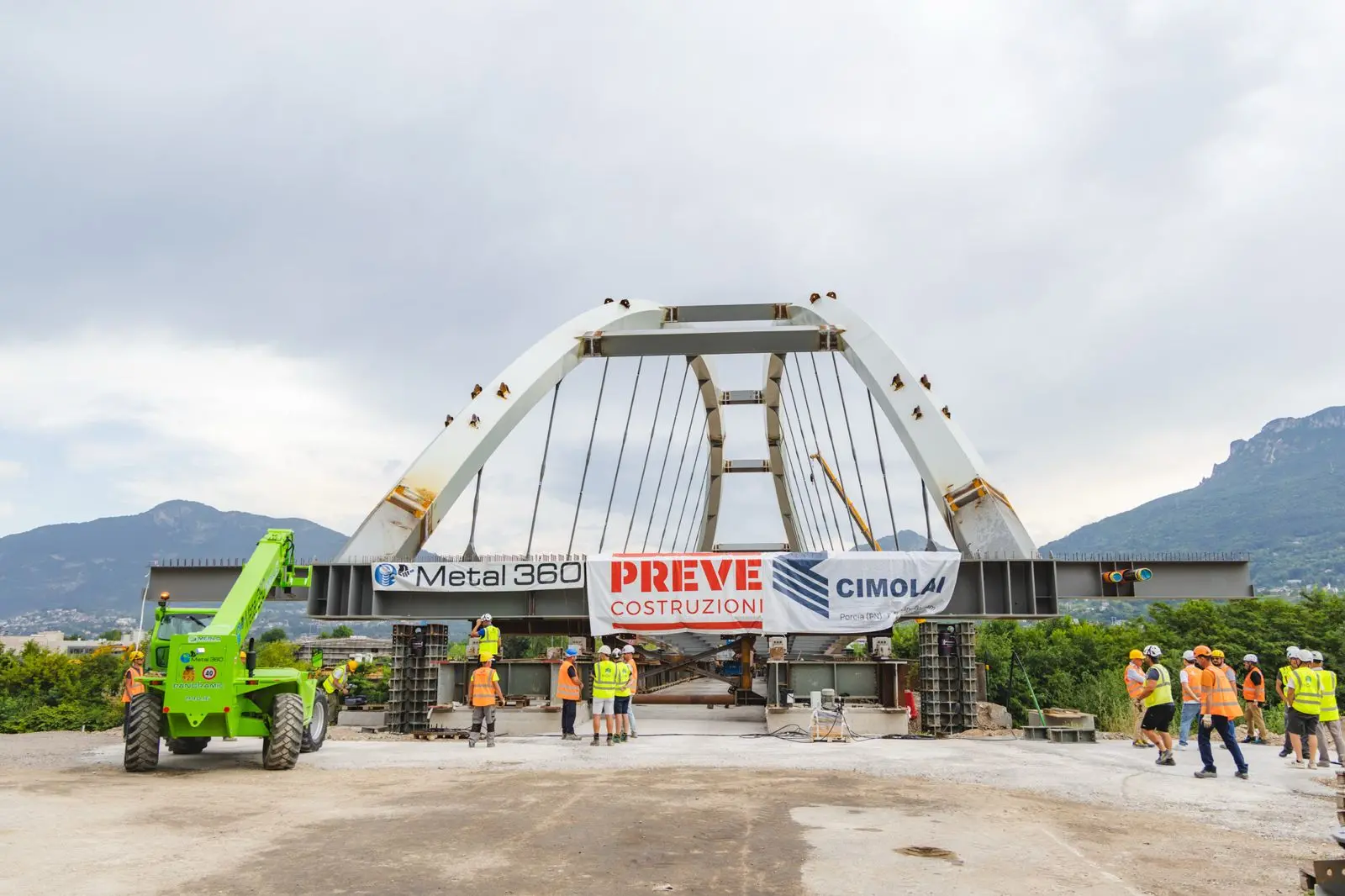 Ravina, il nuovo ponte sull’Adige va al suo posto: le immagini del varo
