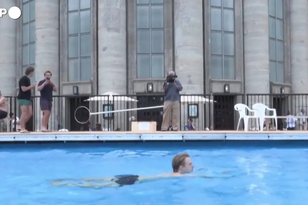 A Berlino un teatro inaugura nuova direzione artistica installando una \"piscina popolare\"