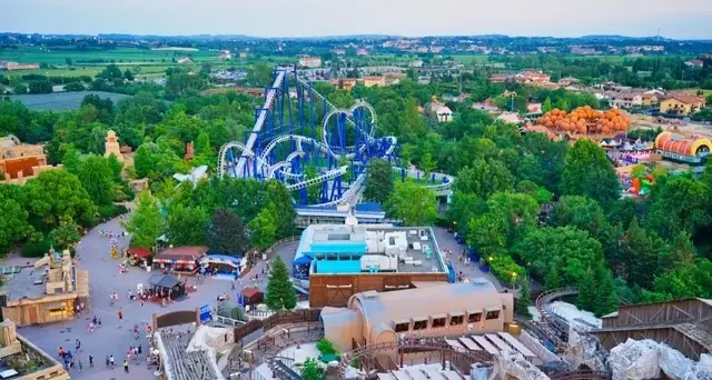 Gardaland, dopo l’incendio la precisazione: «Problema subito risolto, parco sempre aperto»
