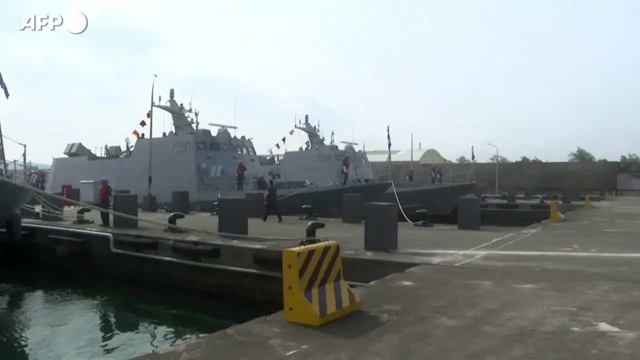 Il presidente di Taiwan ispeziona le esercitazioni della Marina 
