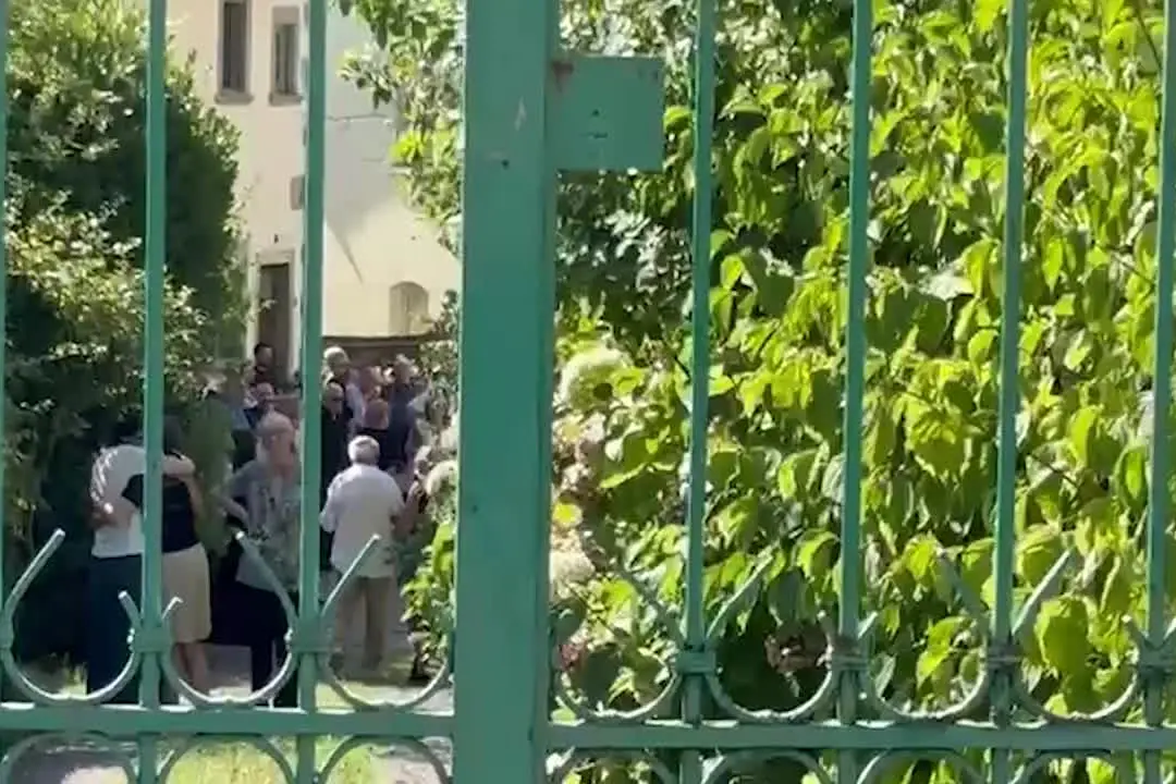 Ultimo saluto a Guccini tra applausi e commozione a Pavana