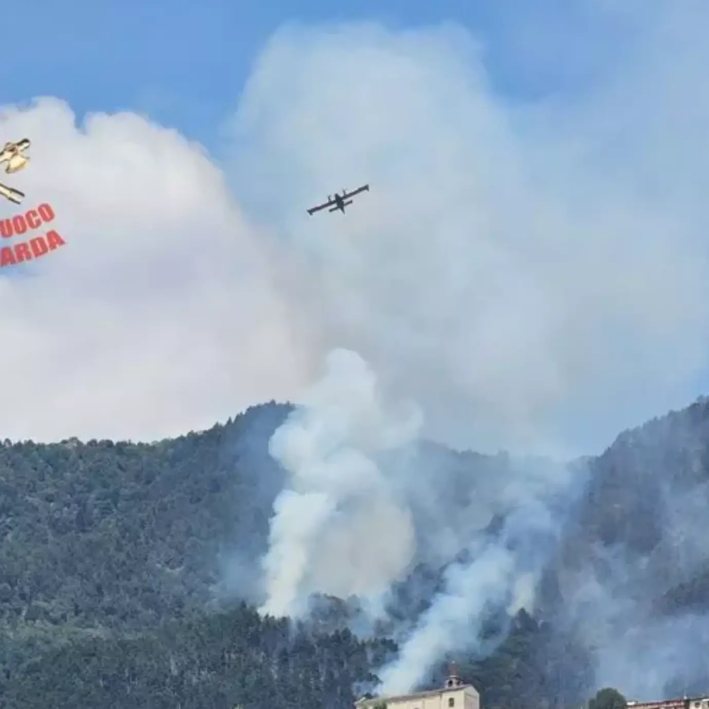 Incendio sul Garda: i vigili del Fuoco trentini in prima linea contro le fiamme
