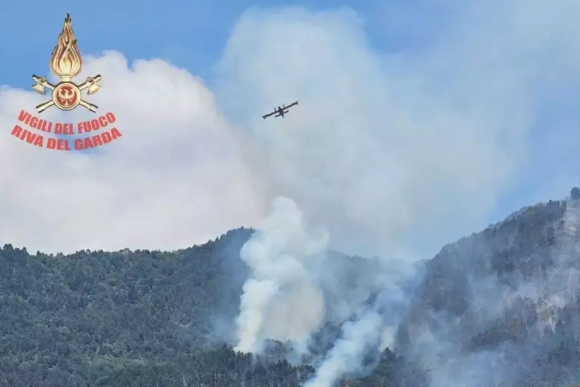 Incendio sul Garda: i vigili del Fuoco trentini in prima linea contro le fiamme