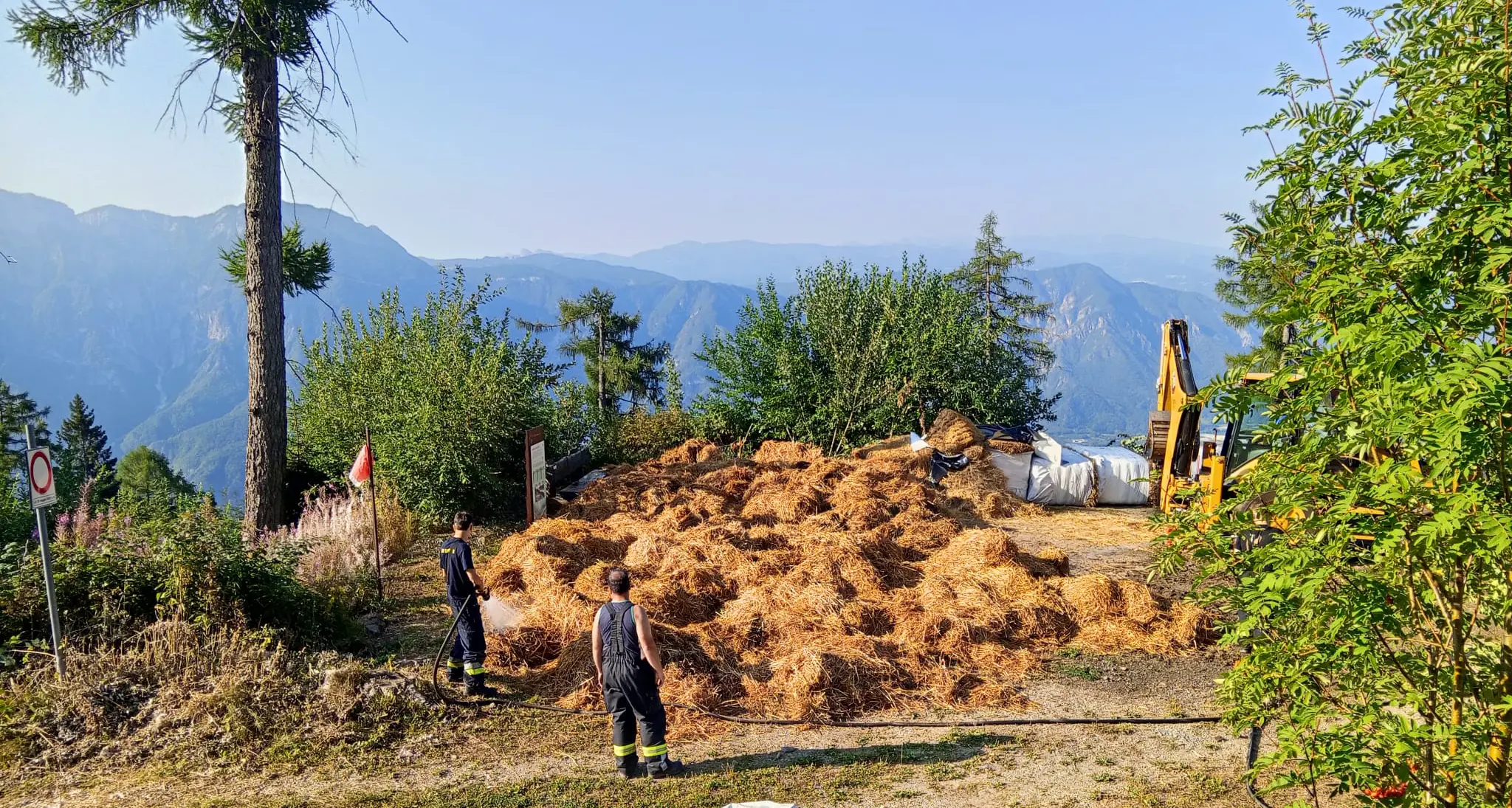 Incendio all’alba a Vetriolo, trenta vigili del fuoco al lavoro