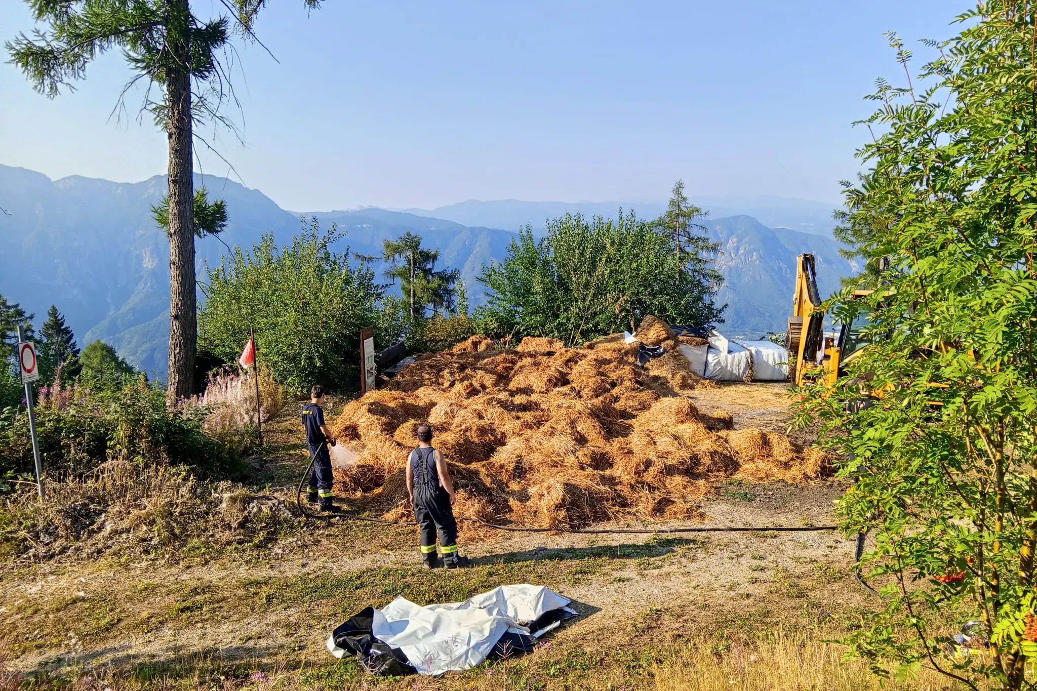 Incendio all’alba a Vetriolo, trenta vigili del fuoco al lavoro