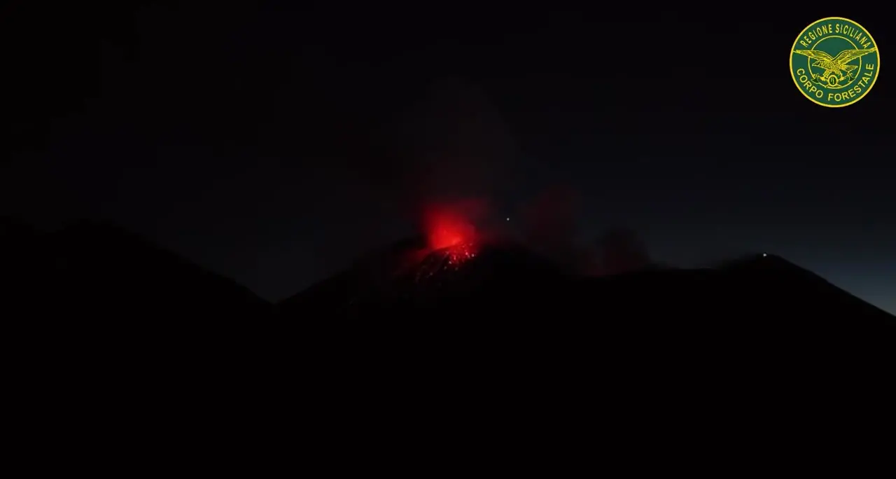 Etna, esplosioni e colate ad alta quota. L'aeroporto di Catania verso la normalità
