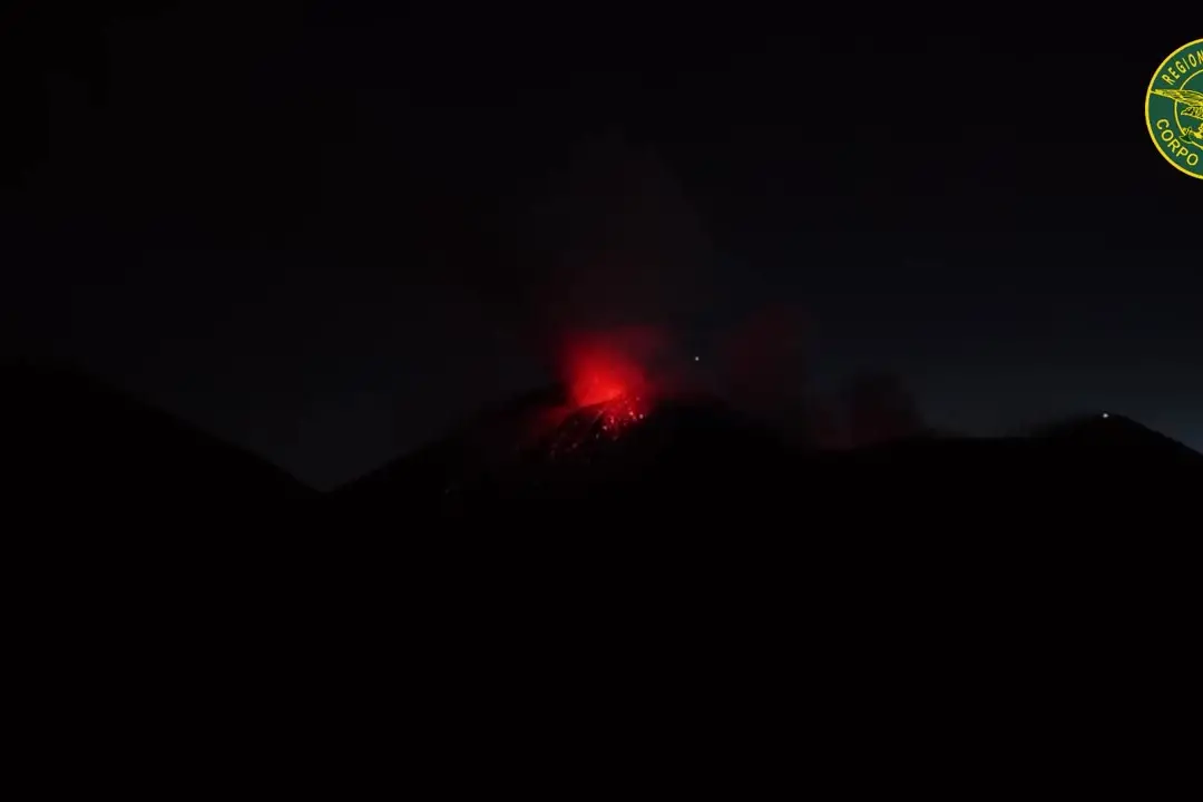 Etna, esplosioni e colate ad alta quota. L'aeroporto di Catania verso la normalità