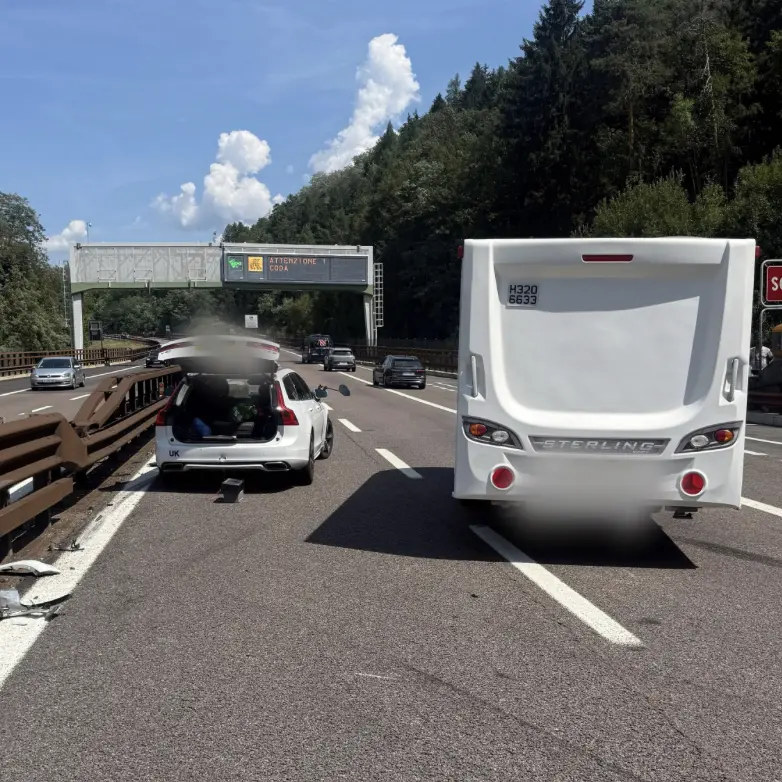 A22, roulotte si sgancia e finisce sulla corsia di sorpasso