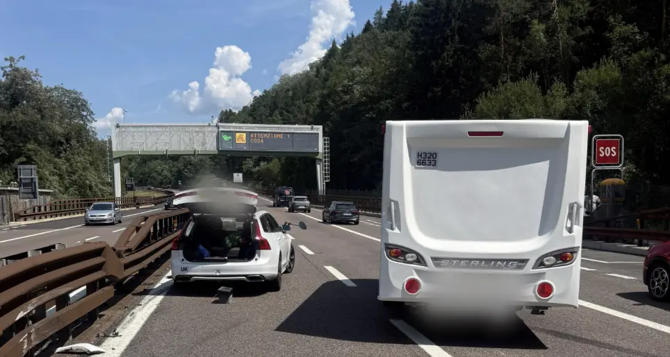 A22, roulotte si sgancia e finisce sulla corsia di sorpasso
