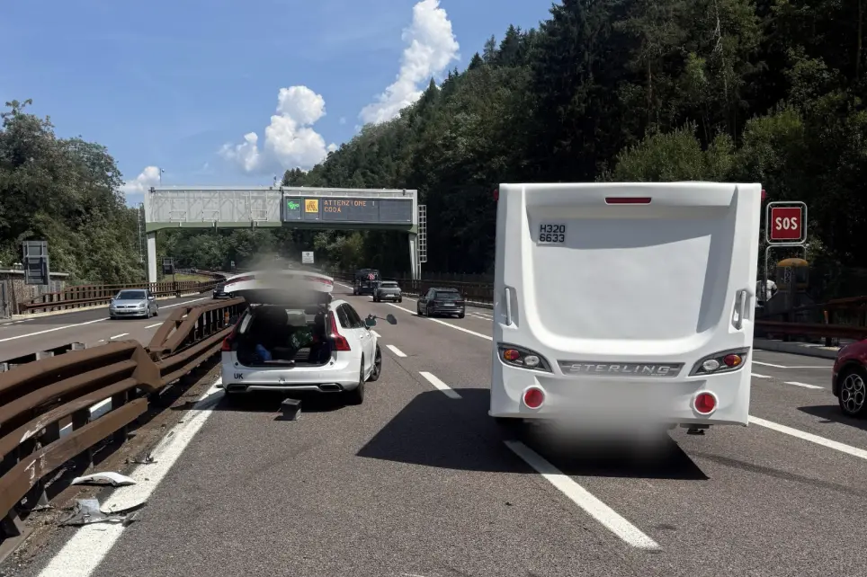 A22, roulotte si sgancia e finisce sulla corsia di sorpasso