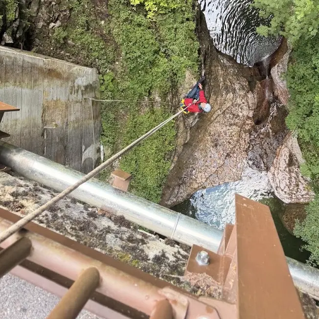 Cade nel canyon della Val Noana, recuperata dall’alto dopo un volo di 30 metri