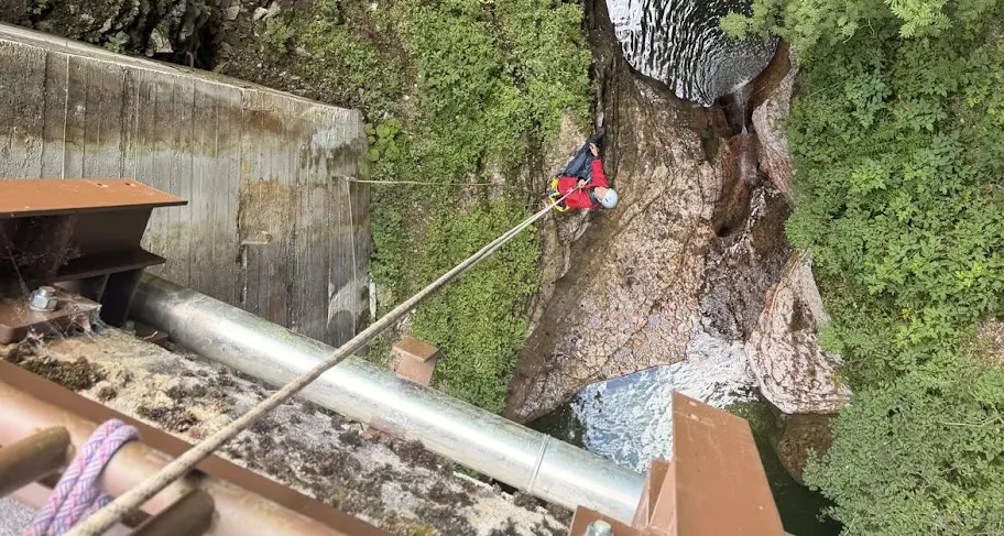 Cade nel canyon della Val Noana, recuperata dall’alto dopo un volo di 30 metri