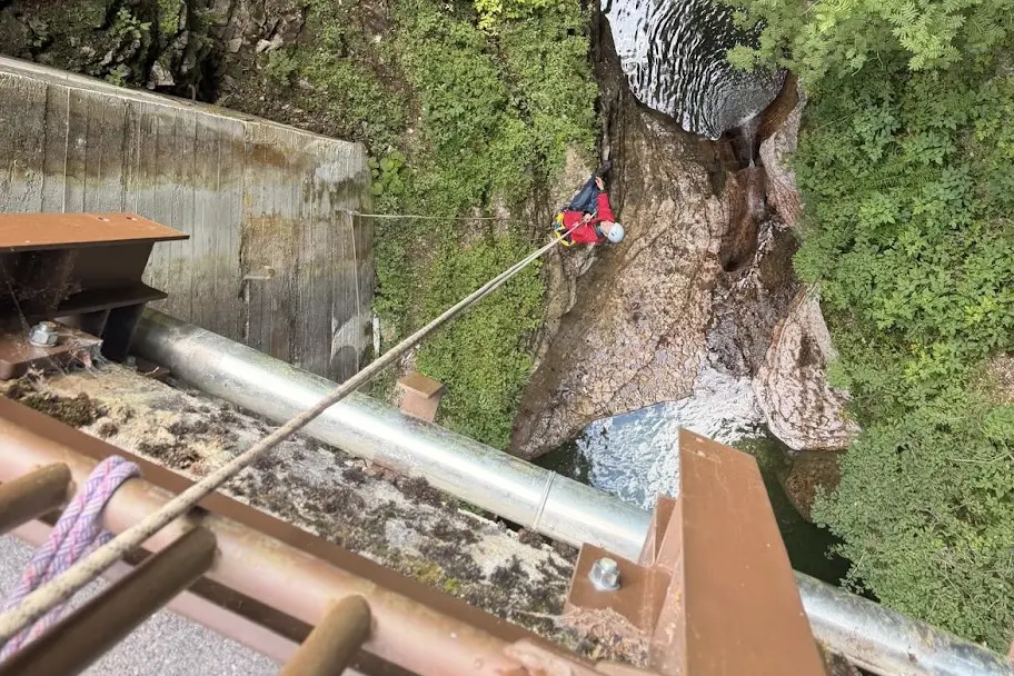Cade nel canyon della Val Noana, recuperata dall’alto dopo un volo di 30 metri