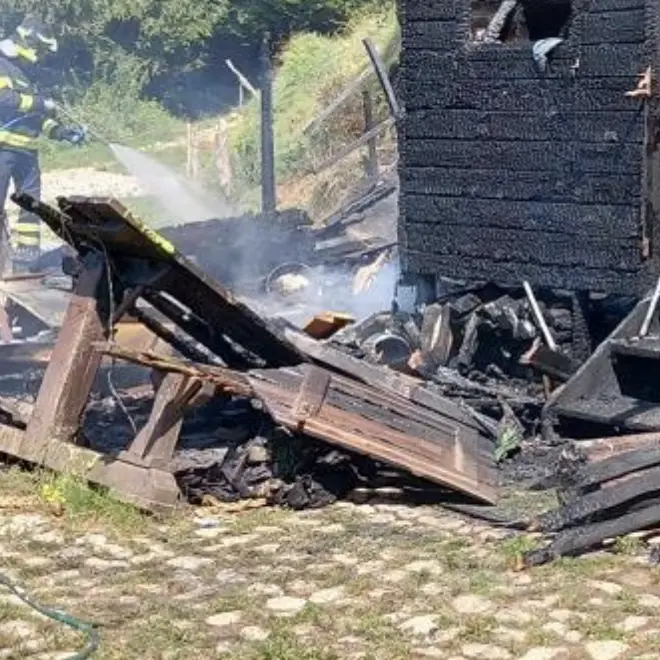 Tiarno di Sotto, baita in fiamme: il pronto intervento dei vigili del fuoco evita il peggio