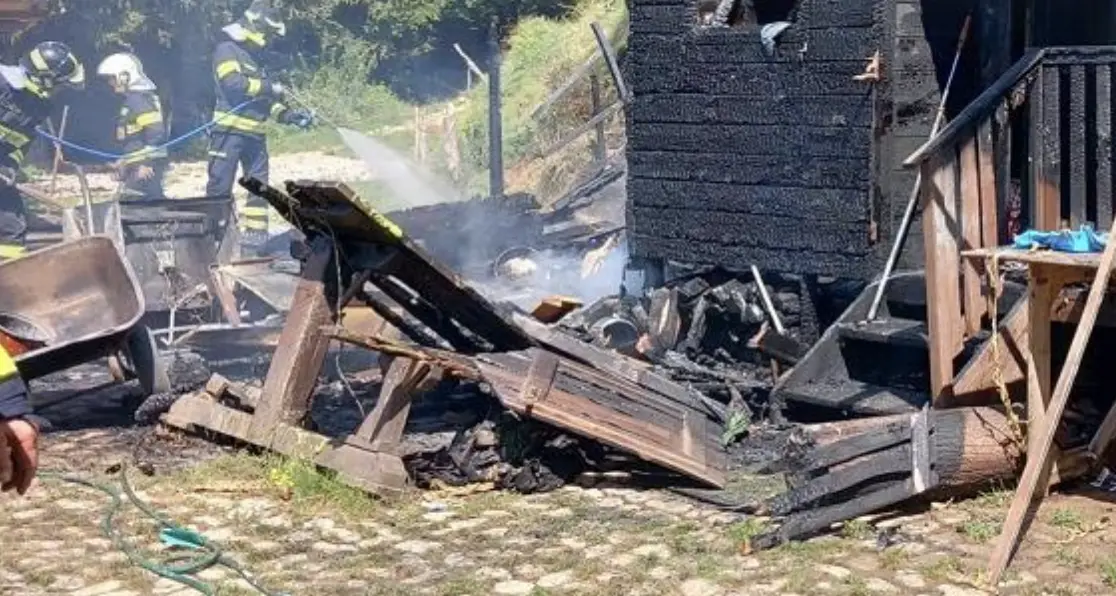 Tiarno di Sotto, baita in fiamme: il pronto intervento dei vigili del fuoco evita il peggio