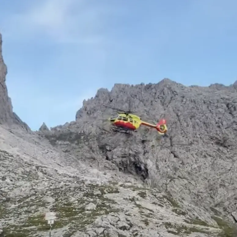 Pale di San Martino, cordata bloccata in parete: recuperata con l’elicottero