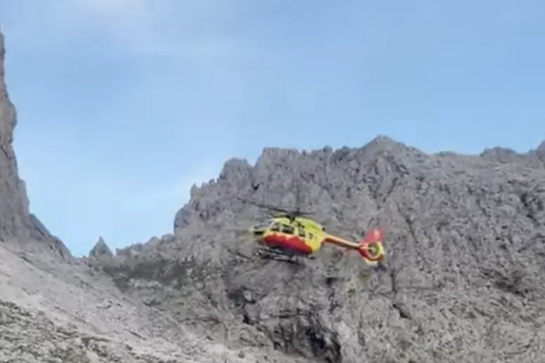 Pale di San Martino, cordata bloccata in parete: recuperata con l’elicottero