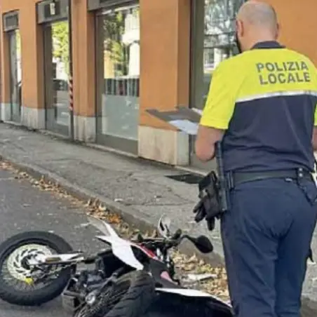Un'auto travolge moto in sosta, ora si cerca il conducente