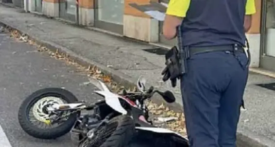 Un'auto travolge moto in sosta, ora si cerca il conducente
