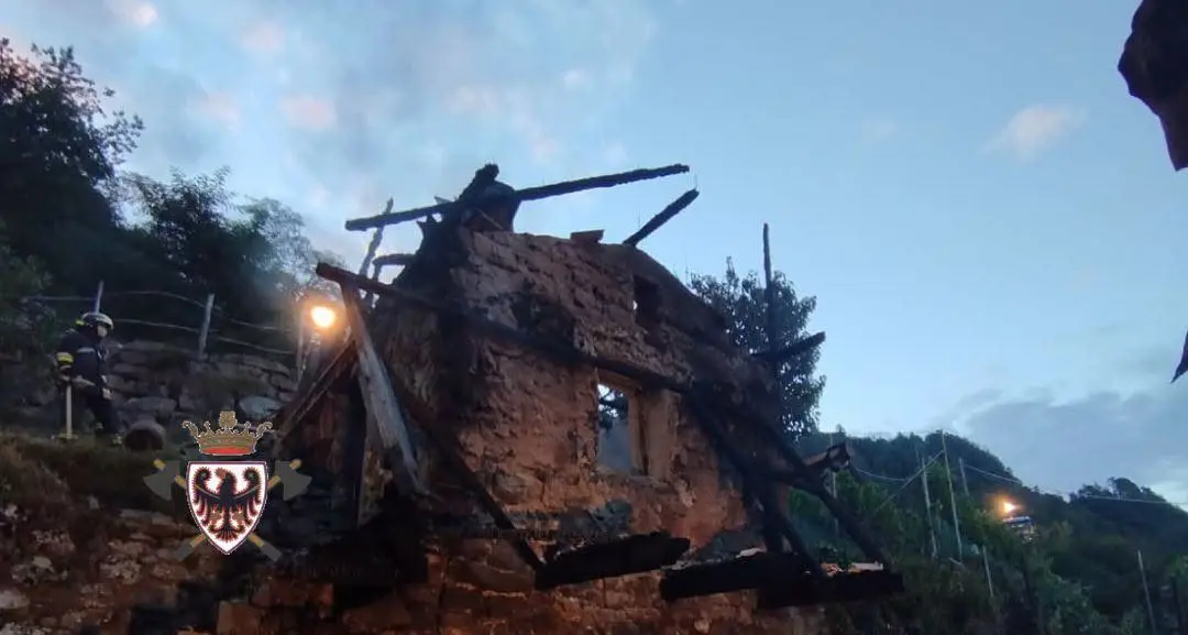 Pergine, baita di due piani distrutta dalle fiamme: esplode una bombola di Gpl