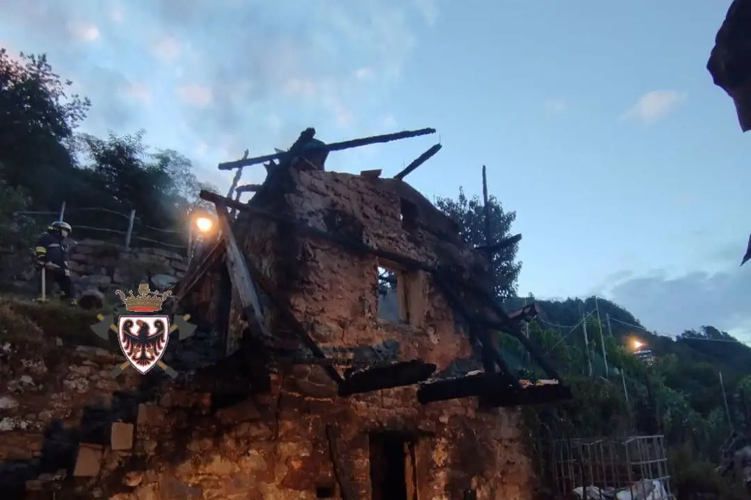 Pergine, baita di due piani distrutta dalle fiamme: esplode una bombola di Gpl