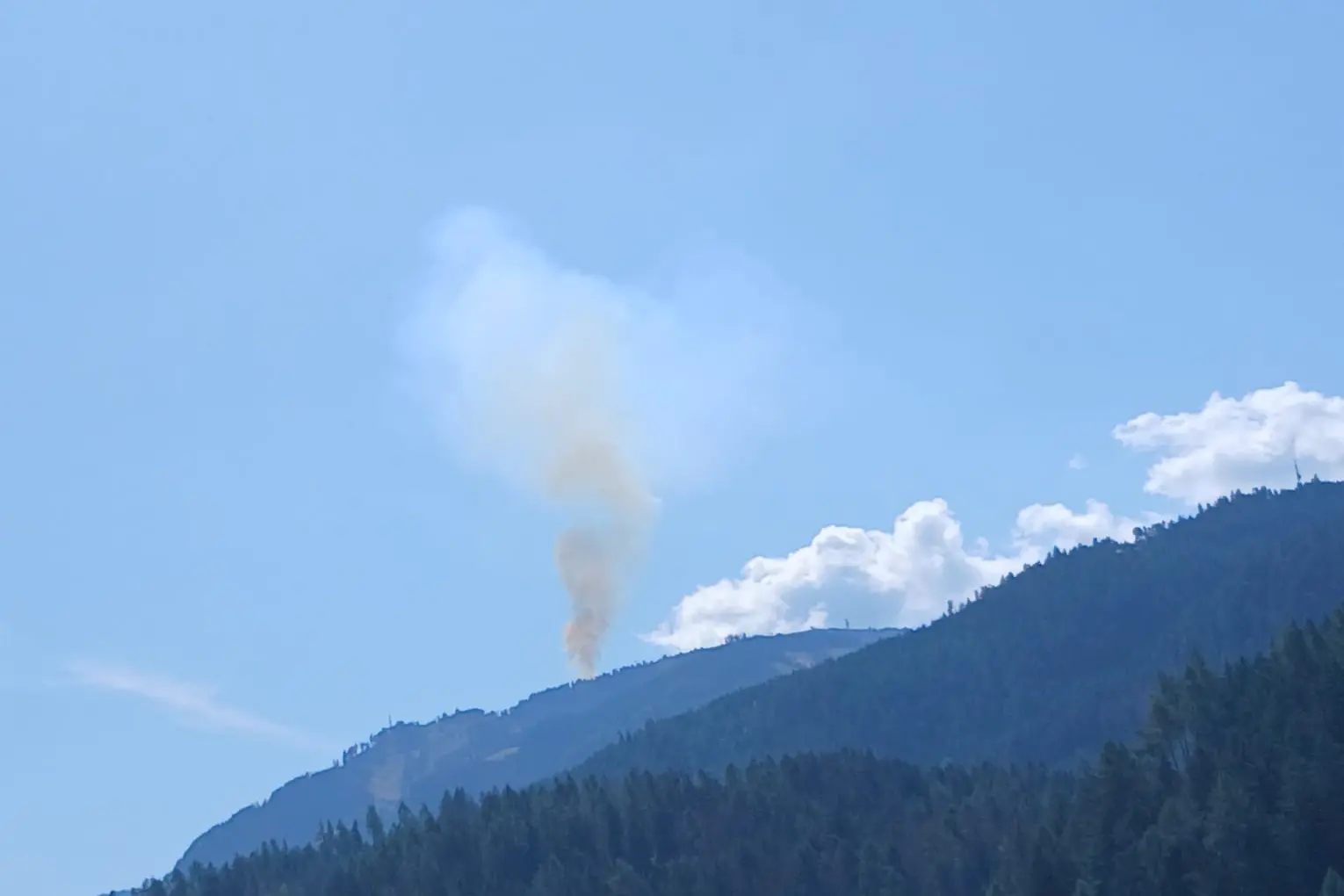 Grosso incendio sul Cermis: i vigili in azione
